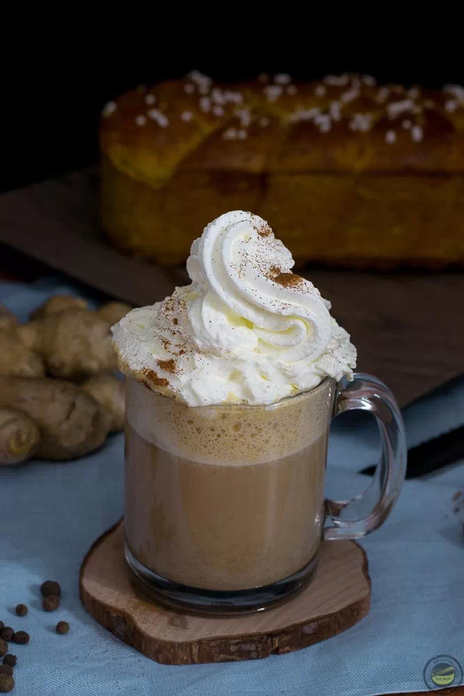 Tazza di caffelatte speziato alla zucca con panna