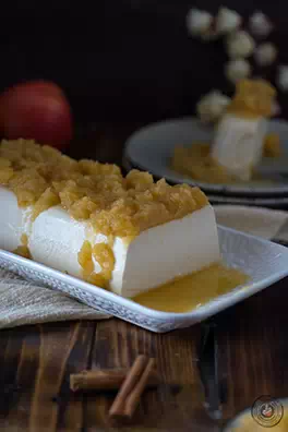 Panna cotta con mele e cannella