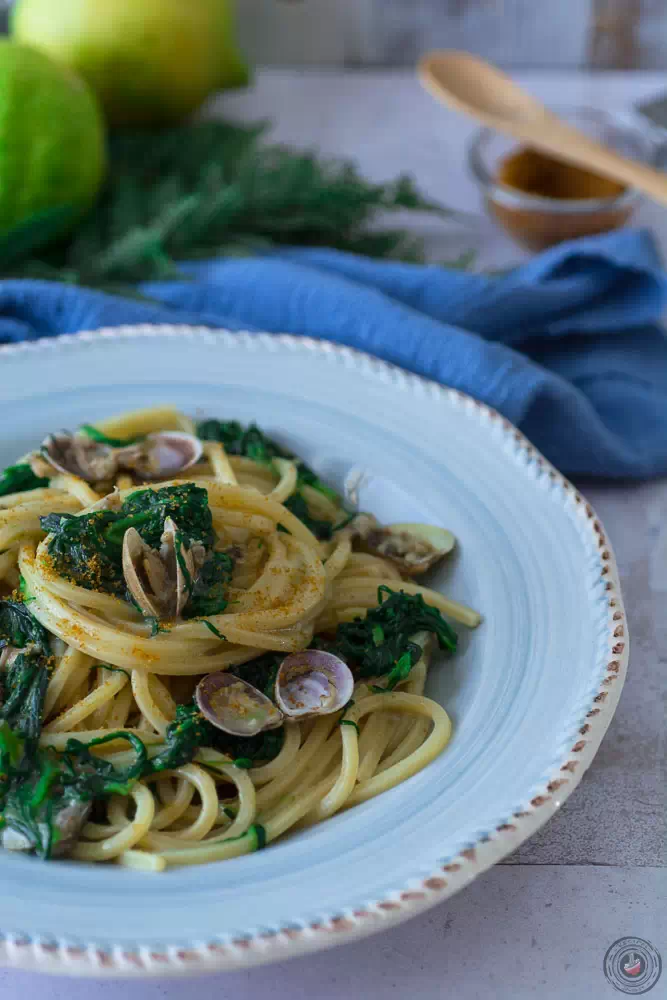 Piatto di pasta con gli agretti e vongole